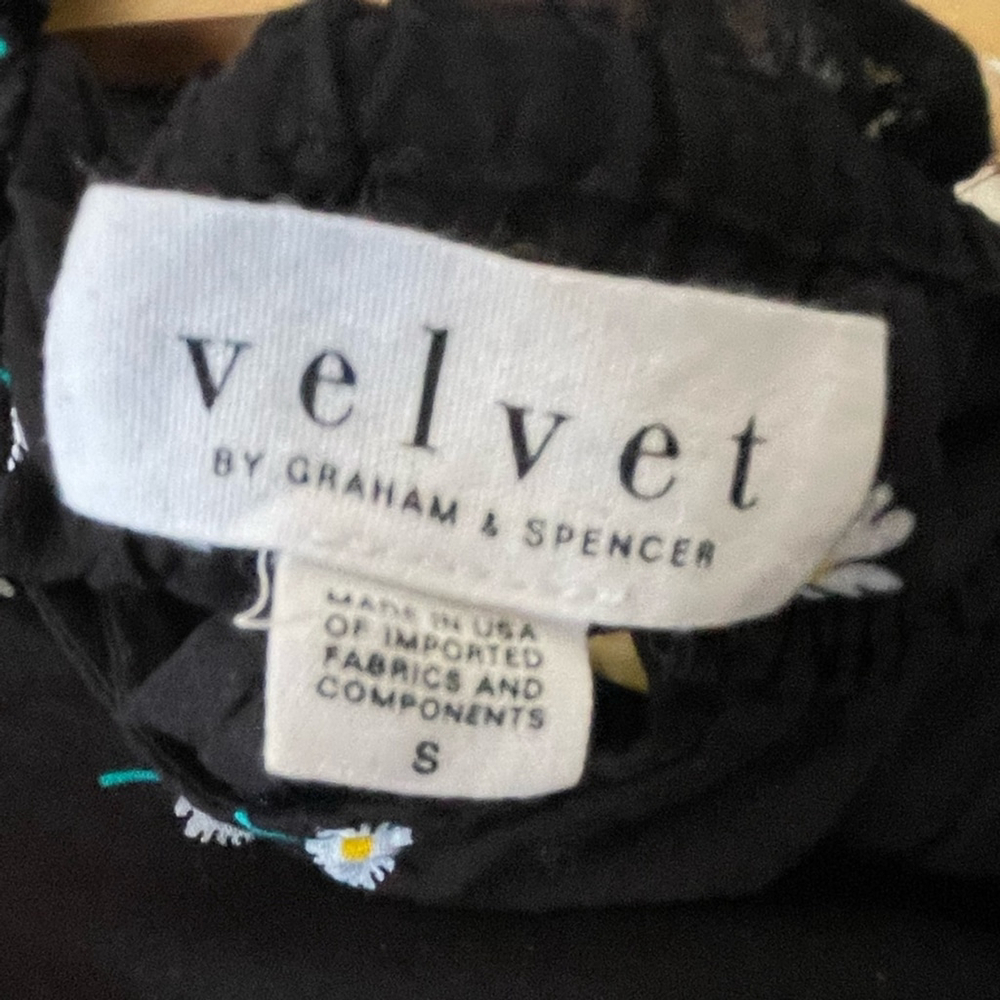 VELVET by GRAHAM & SPENCER Black Daisy Print Cotton Peasant Blouse - Picture 5 of 5
